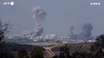 Israele, enormi nuvole di fumo si alzano a nord di Gaza dopo bombardamento