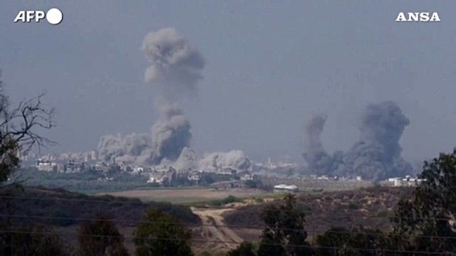 Israele, enormi nuvole di fumo si alzano a nord di Gaza dopo bombardamento