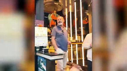 Belaruslu kadın, Taksim'de "Koca arıyorum" pankartı açtı