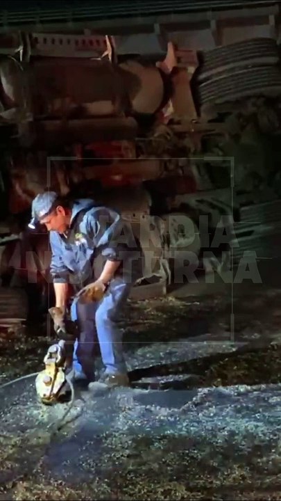 #Preliminar Derivado de una mala maniobra, un tráiler volcó a la altura del Nodo Vial Revolución, su carga terminó regada y su conductor sufrió daños menores #GuardiaNocturna