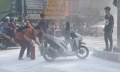 TPHCM: Đang chạy trên đường, xe máy bốc cháy nghi ngút
