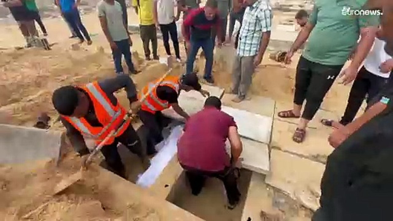قتلوا جراء القصف الإسرائيلي... عائلة فلسطينية تدفن أطفالها في قبر مؤقت
