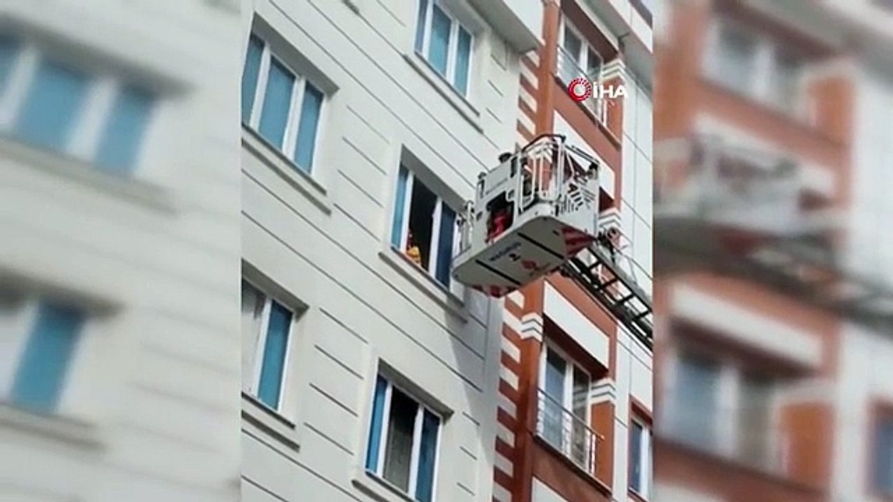 Esenyurt'ta 5 Katlı Binada Yangın Çıktı, Çocuklar Yangın Merdiveni ile Kurtarıldı