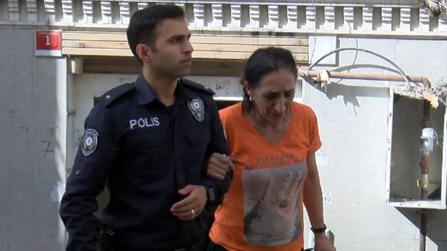 Esenyurt'ta 4 katlı binada yangın: 4 kişi hastaneye kaldırıldı