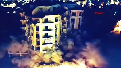 Depremde hasar gören bina iş makineleriyle yıkıldı