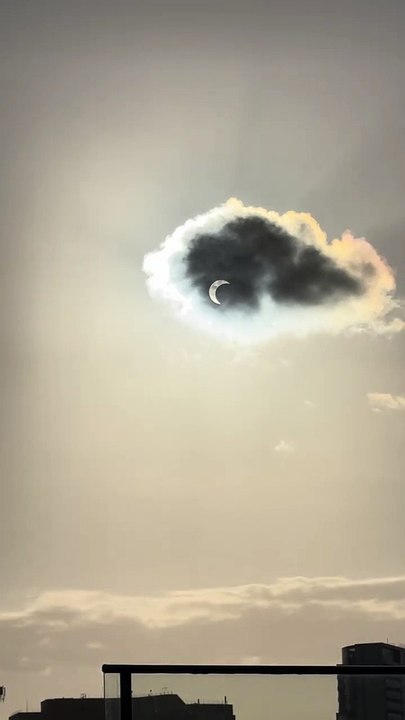 Éclipse solaire vue à travers les nuages