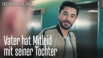 Vater hat Mitleid mit seiner Tochter