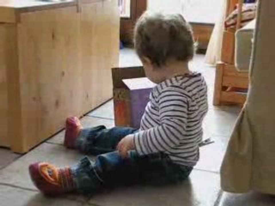 Aby joue avec ses cadeaux