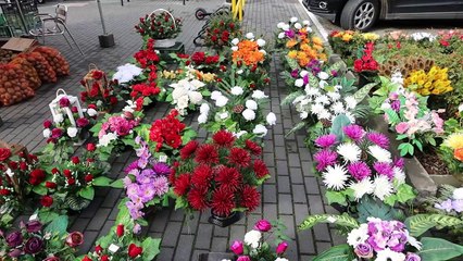 Przed Wszystkimi Świętymi na targowisku w Chojnicach