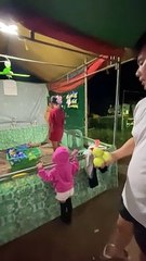 Un lancer manqué révèle quelqu'un qui dort sous un jeu de carnaval