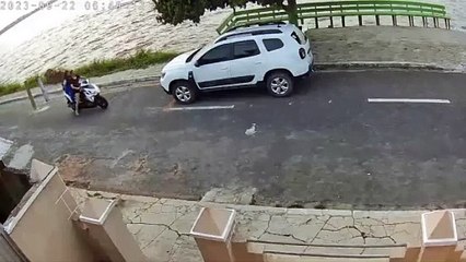 Il aide deux femmes tombés à scooter #FAIL