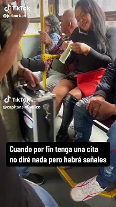 Mujer se depila las piernas en el metro y causa asco entre los pasajeros