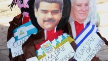Grupo de migrantes quemó piñatas con las caras de Maduro, Ortega y Díaz-Canel a la afueras de una cumbre en México