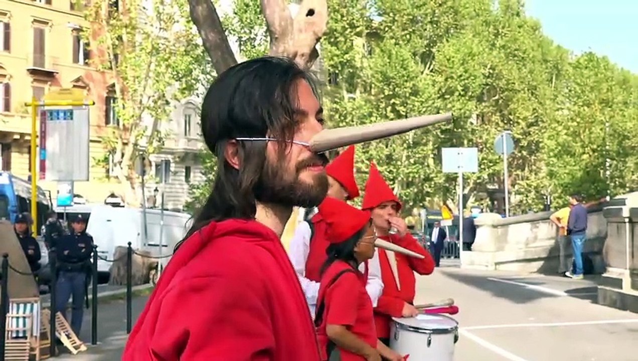 Crisi climatica, protesta degli attivisti di Extinction Rebellion davanti al ministero dei Trasporti