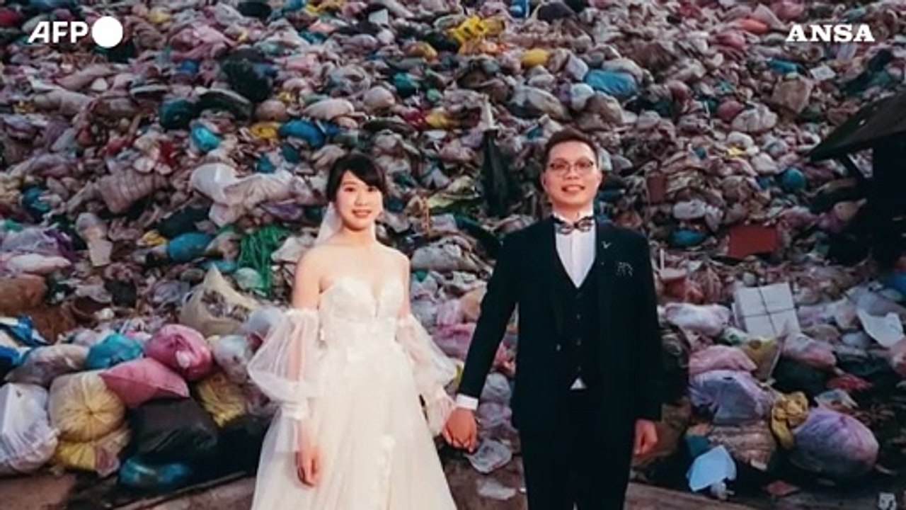 "Finche' spazzatura non ci separi": virali le nozze ecologiste a Taiwan