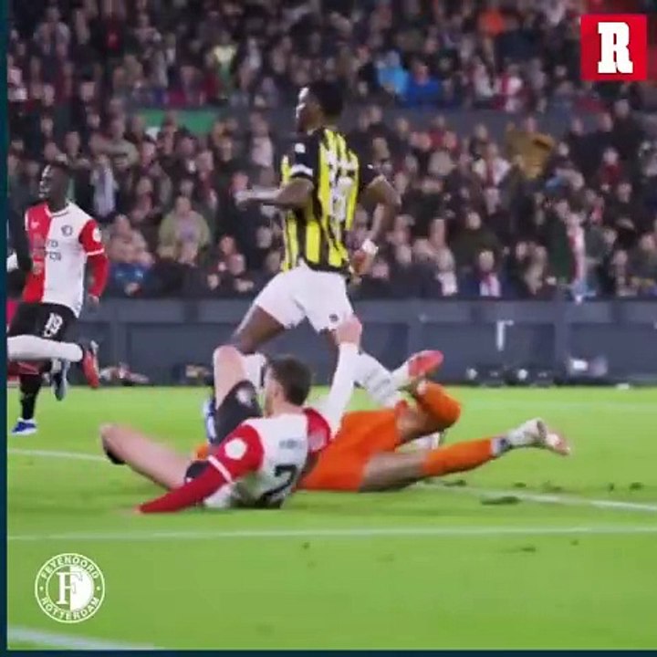 Un POEMA de Santiago Giménez en el partido de F...