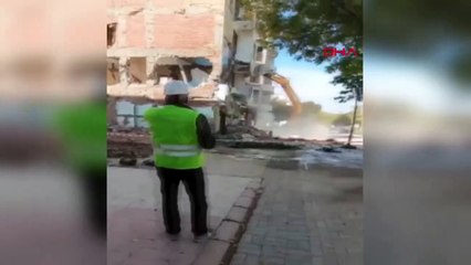 ELAZIĞ'DA AĞIR HASARLI BİNANIN YIKIMI GERÇEKLEŞTİRİLDİ