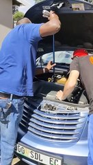 Retirer un serpent venimeux d'un moteur de voiture