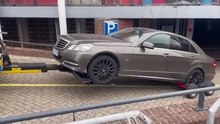 Reboque de Mercedes corre terrivelmente mal