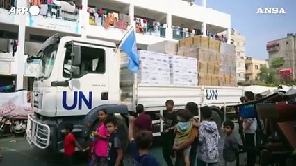 Gaza, un camion di aiuti arriva in una scuola dell'Unrwa