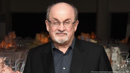 سلمان رشدي يحصل على جائزة السلام