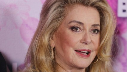 GALA VIDÉO - Catherine Deneuve désagréable avec le “petit personnel” ? Un homme célèbre balance