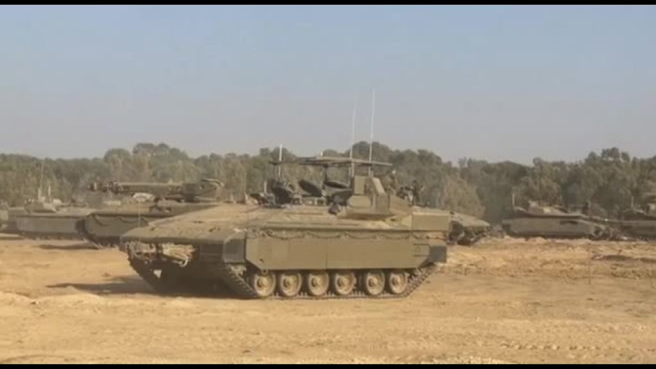 Medio Oriente, mezzi d'assalto israeliani pronti alla frontiera con Gaza