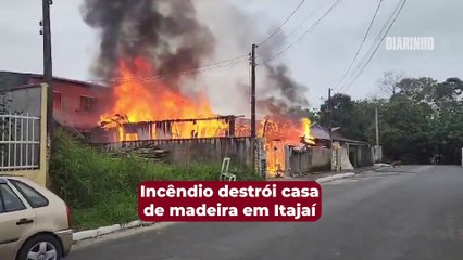 Incêndio destrói casa de madeira no Nilo Bittencourt