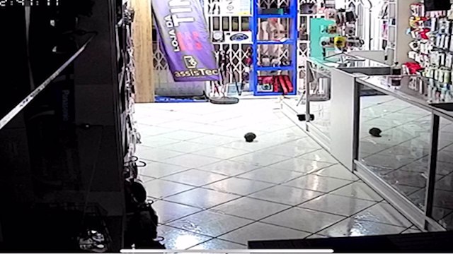 Câmera mostra ladrão arrombando empresa na Avenida Carlos Gomes e furtando produtos da vitrine