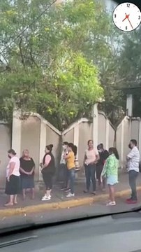 Las Enfermeras Auxiliares suspendieron las atenciones en diferentes centros hospitalario del país. Mientras las largas filas de pacientes se aglomeran en las afueras de Hospital Psiquiátrico Mario Mendoza, con el afán de de ser atendidos.