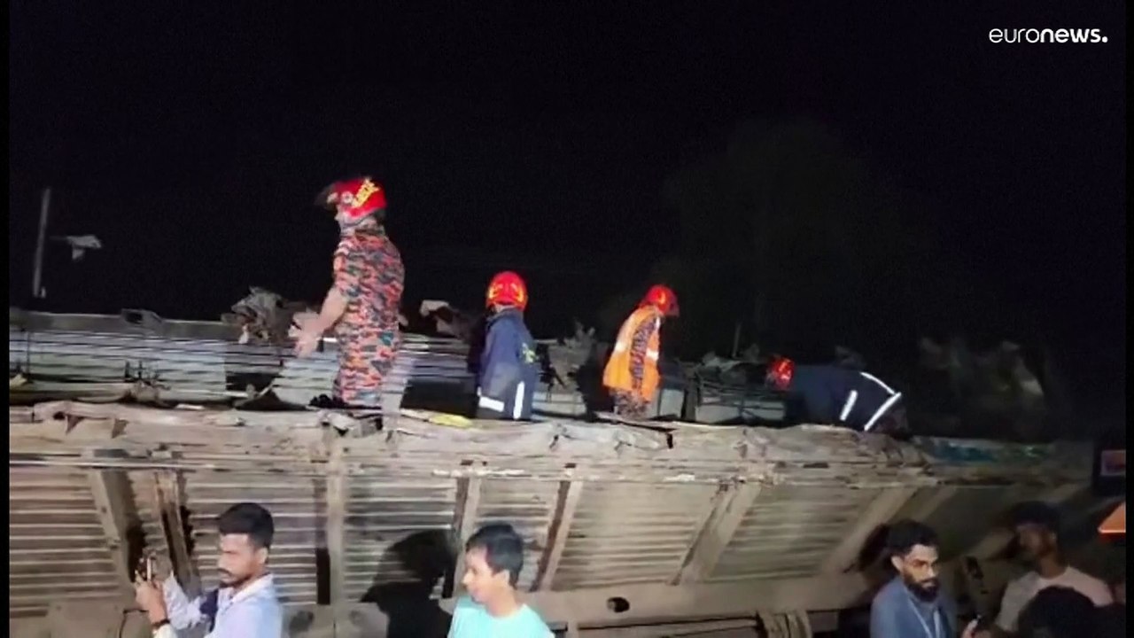 شاهد: حادث اصطدام مروّع لقطارين في بنغلاديش يخل...