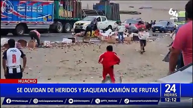 Huacho: camión cargado de frutas se vuelca y gente saquea mercadería
