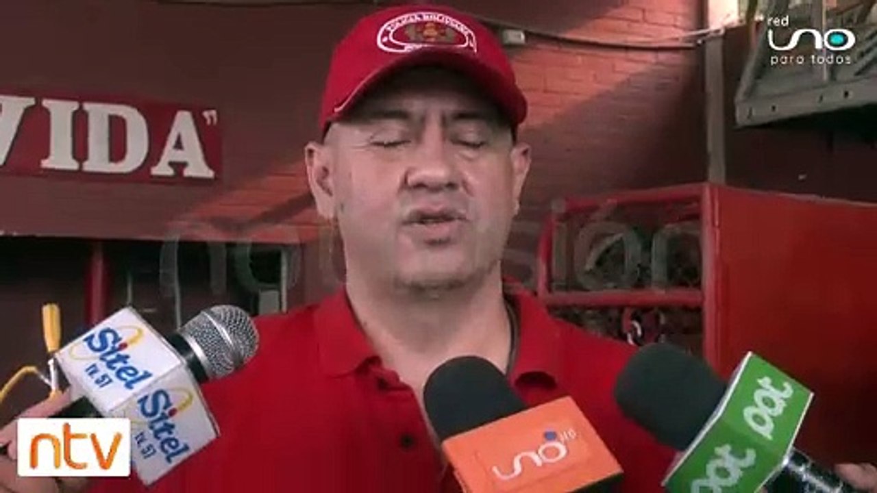 Bomberos de la policía y bomberos voluntarios trabajan en conjunto para mitigar incendios