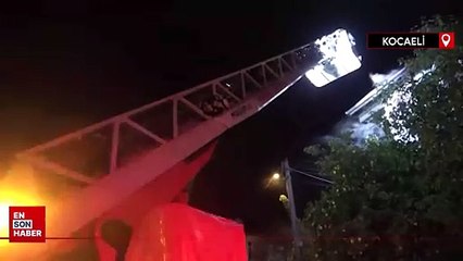 Kocaeli'de balkonda çıkan yangın çatıya sıçradı