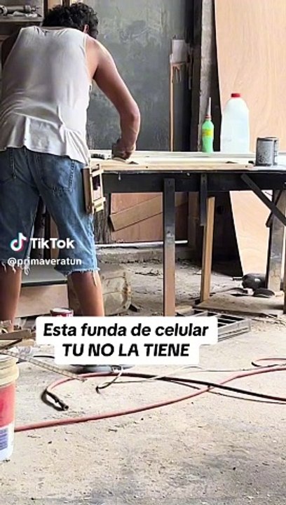 Carpintero sorprende al realizar funda de madera para celular