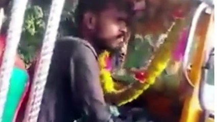 Video: सोनभद्र में ऑटो चालक ने बीच सड़क महिला पर मारे लात और थप्पड़, तमाशा देखते रहे लोग