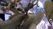 Astronautas pierden un escudo en el espacio por accidente (GoPro 8K)