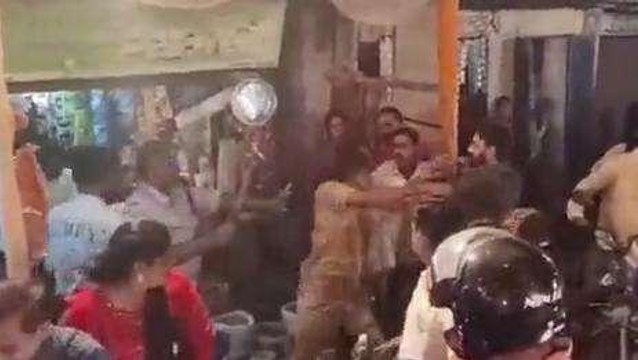 मुजफ्फरपुर के अघोरिया बाजार में भिड़े दो , मारपीट का वीडियो वायरल