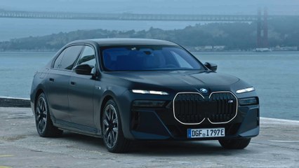 BMW i7 M70 xDrive Exterior Design in Frozen Tansania Blue