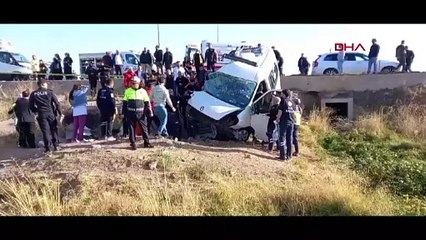 AKSARAY İşçi servisiyle kamyonet çarpıştı; 17 yaralı