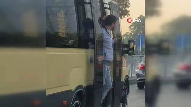 Bahçelievler'de Minibüs Yolcuları Açık Kapıdan Sarkarak Yolculuk Yaptı