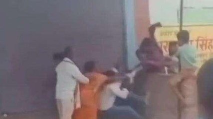 महराजगंज: वाह रे दबंगई! बीच सड़क जमकर तांडव, देखे वायरल वीडियो