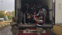 Bir tırın dorsesinde 64 düzensiz göçmen yakalandı