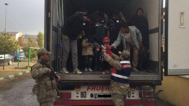 Bir tırın dorsesinde 64 düzensiz göçmen yakalandı