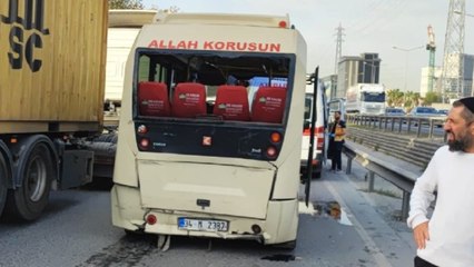 Küçükçekmece'de kamyonet, yolcu minibüsüne çarptı