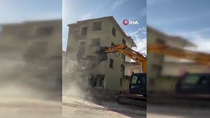 Ağır hasarlı binanın yıkılması için dokunmak yetti