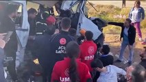 Aksaray'da servis minibüsü ile kamyonet çarpıştı: 2 ölü, 19 yaralı