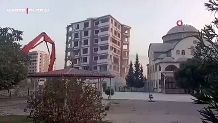 Korkunç anlar: Ağır hasarlı bina caminin üzerine devrildi