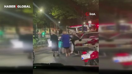 Bayrampaşa'da trafikte tartışan kadınlar saç başa birbirlerine girdi