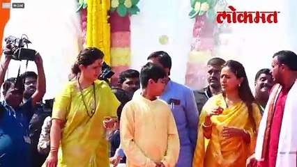 पंकजा मुंडे स्टेजवर आल्या, सोबत कोणते आमदार? काय घडलं?